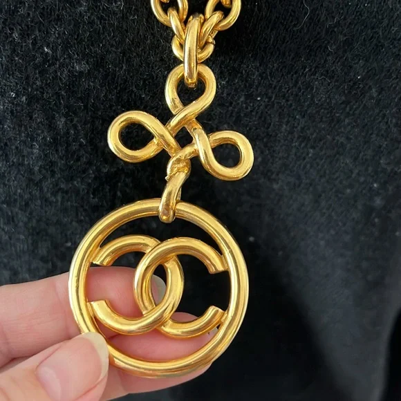 CHANEL RARE Gold plated necklace chain 27”, CC logo 3” - Picture 5 of 8
